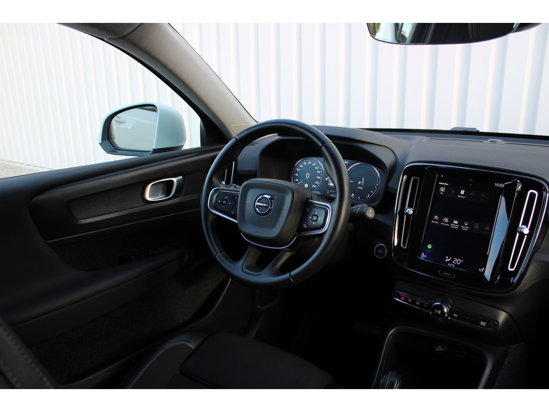 Volvo XC40 1.5 T5 Twin Engine Momentum Pro | Incl. 12 maanden garantie | 47835437-1.jpg | Van der Veen Autogroep