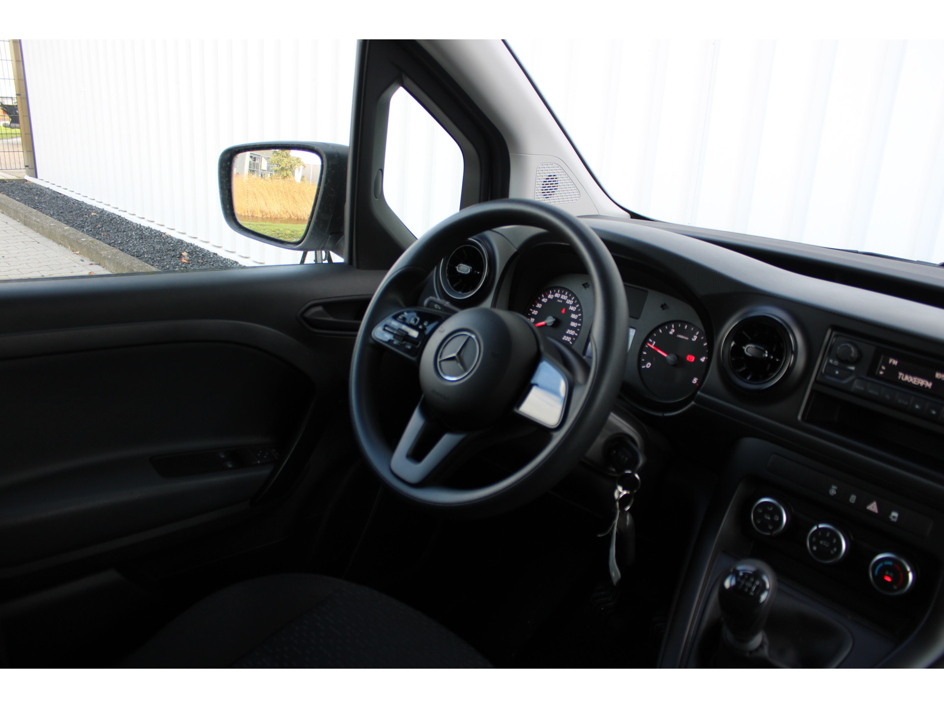 48610605-1.jpg