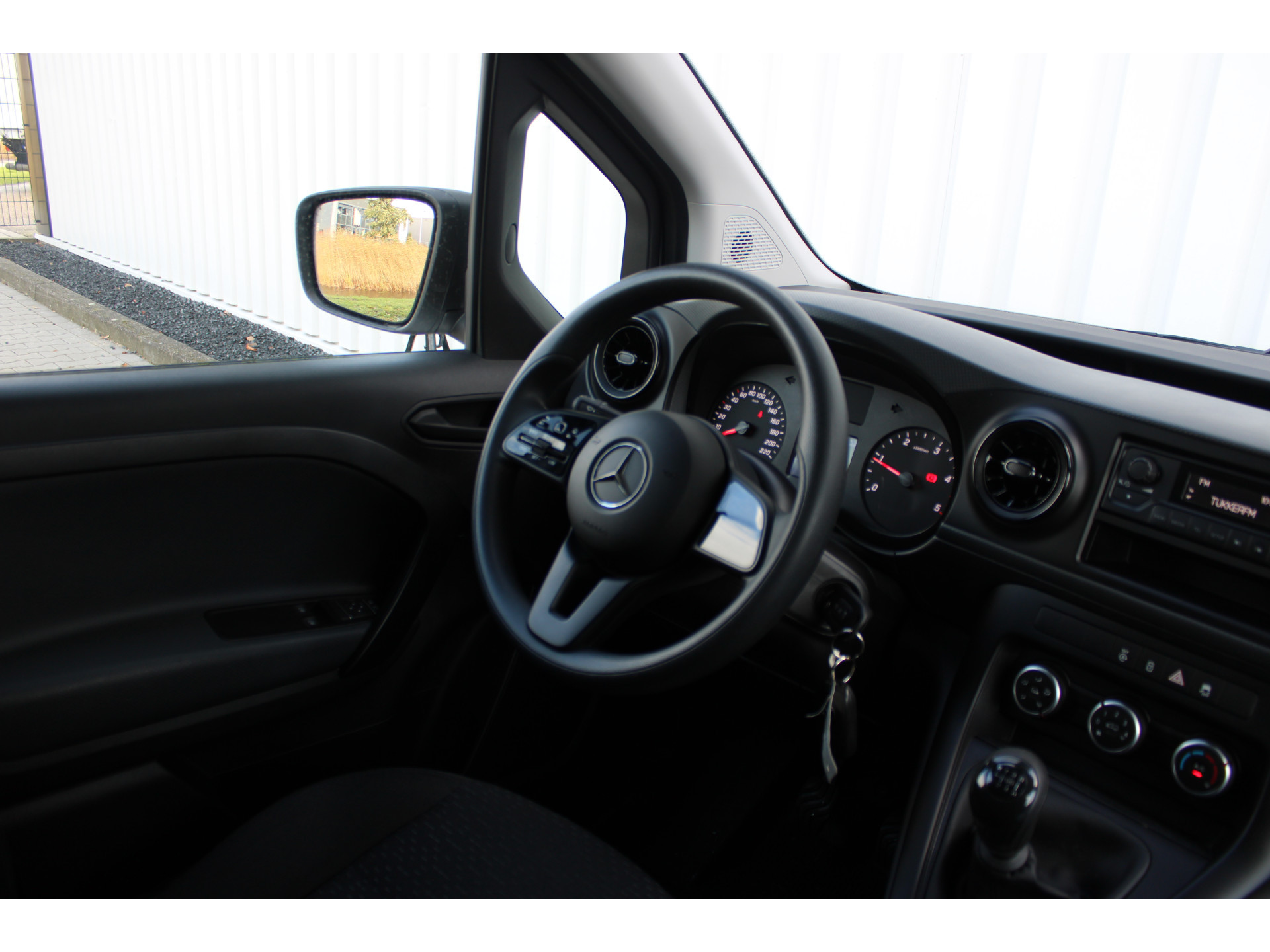 48610605-40.jpg