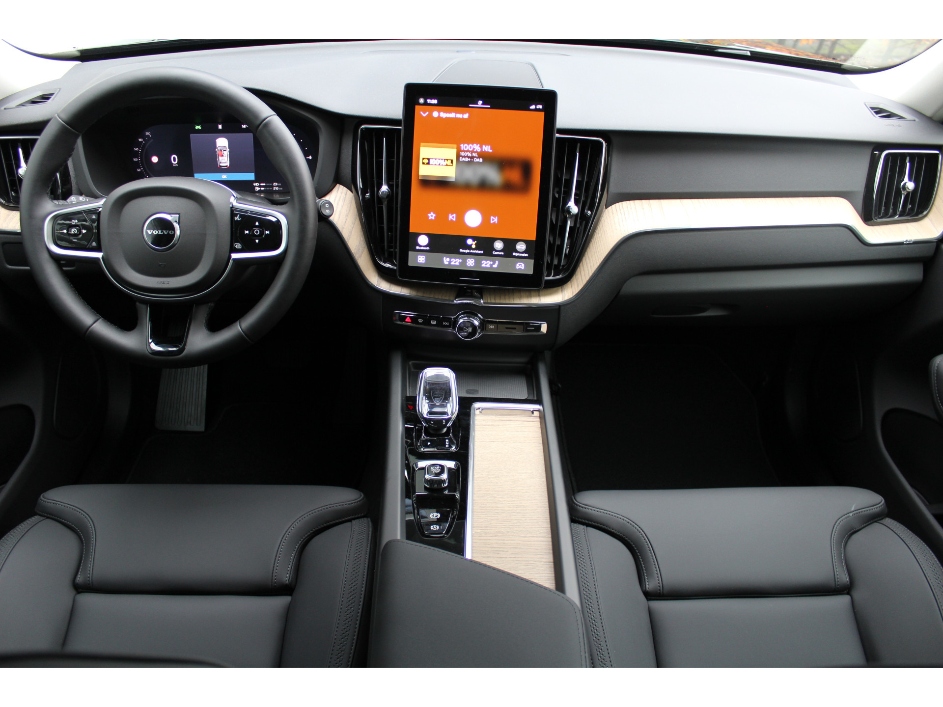 Volvo XC60 2.0 T6 Plug-in hybrid AWD Plus Dark | FACELIFT 49080488-1.jpg | Van der Veen Autogroep