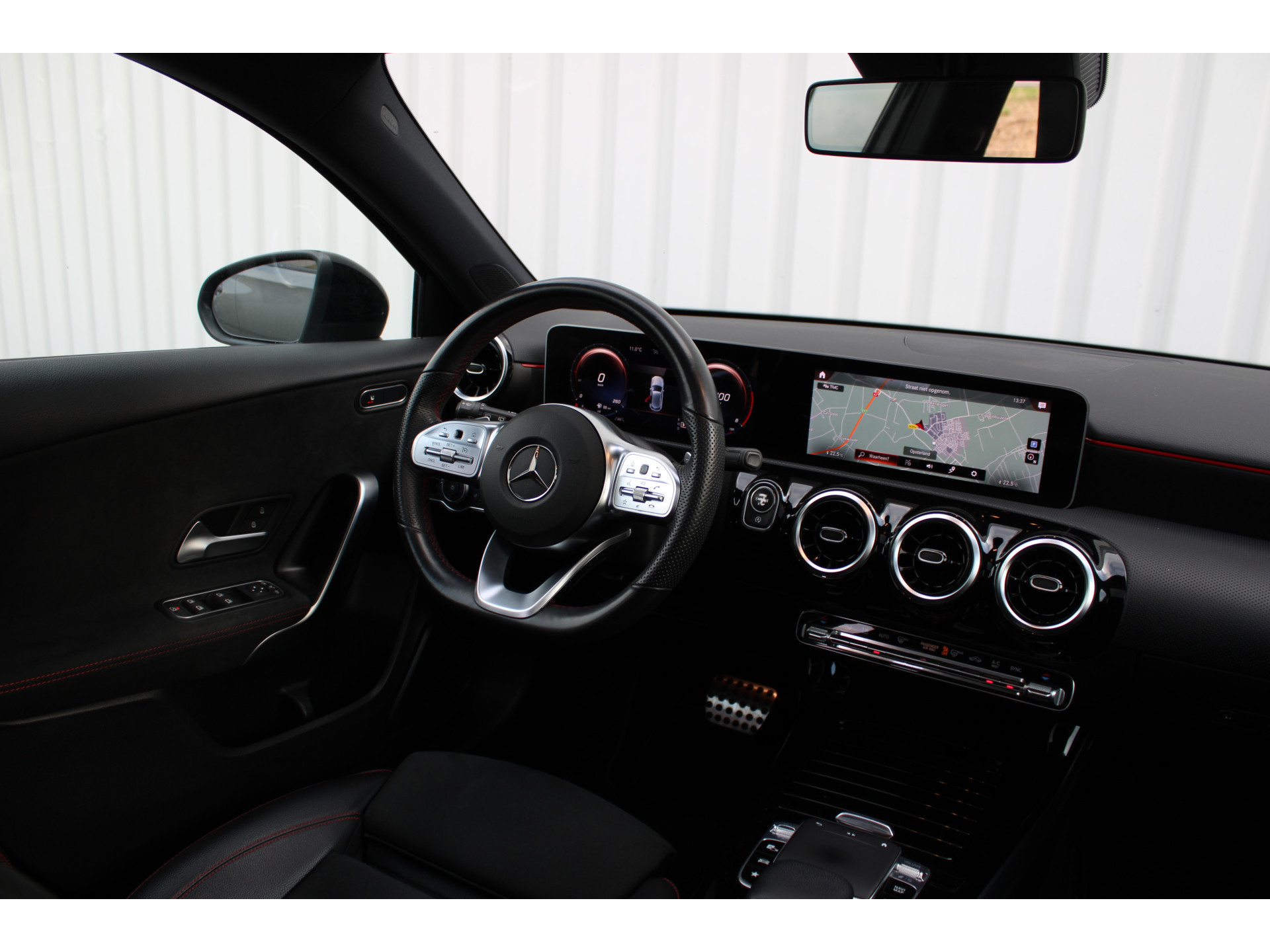 Mercedes-Benz A-Klasse 200 Business Solution AMG Night Upgrade 164pk | Incl. 12 maanden garantie 49749289-1.jpg | Van der Veen Autogroep